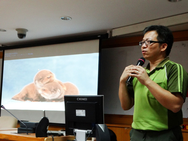 台北市立動物園吳松霖區長介紹台北市立動物園3隻水獺的生長歷程。 金門縣政府/提供