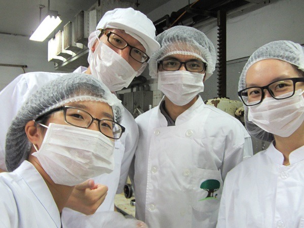 自力耕生團隊到工廠時也需要全副武裝、經過層層消毒才能進入。　自力耕生/提供