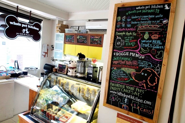 整體寵物廚房看起來跟一般的烘焙坊跟咖啡廳無異,但其實主要的顧客是狗狗! 取自InterAksyon.com、Teddy Pelaez/攝