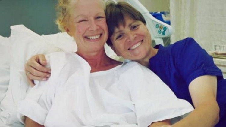 費歐娜(左)目前正在接受放射性化療，而好友替她在網路上發起募資計畫，盼能讓她安心接受治療。　取自onegreenplanet