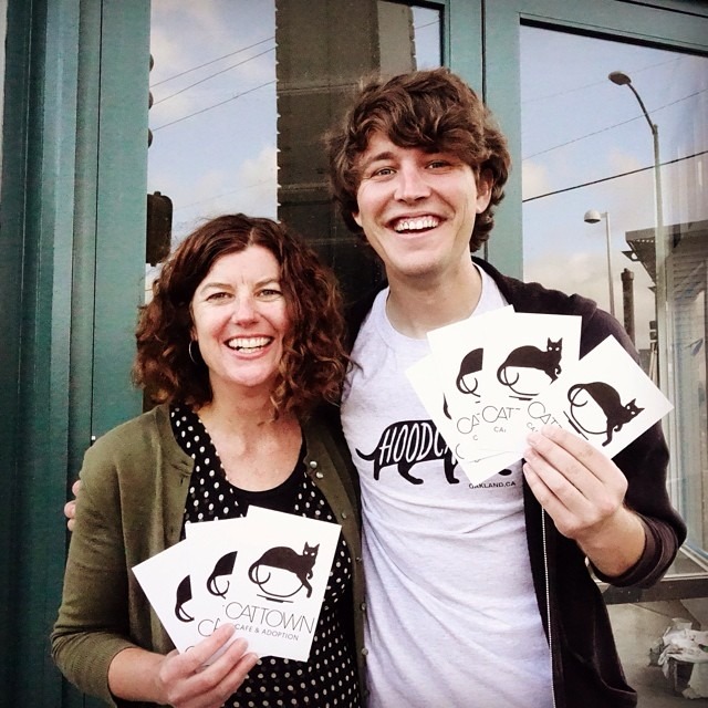 貓鎮咖啡館創辦人安(左)及亞當(右)，兩人都是愛貓人士，亞當也是製作浪貓日曆的人。　取自貓鎮咖啡館臉書