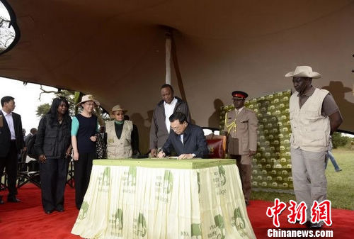 李克強與肯亞總統肯亞塔參觀內羅畢國家公園焚燒象牙紀念地。 中新社