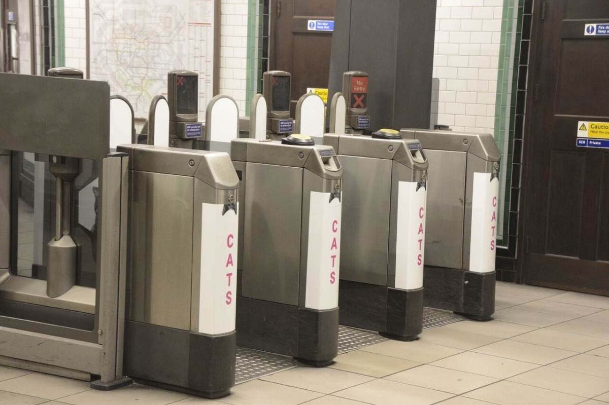 就連刷卡進入的檢票口都換成貓咪/計畫團隊的名稱！　取自C.A.T.S募資計畫