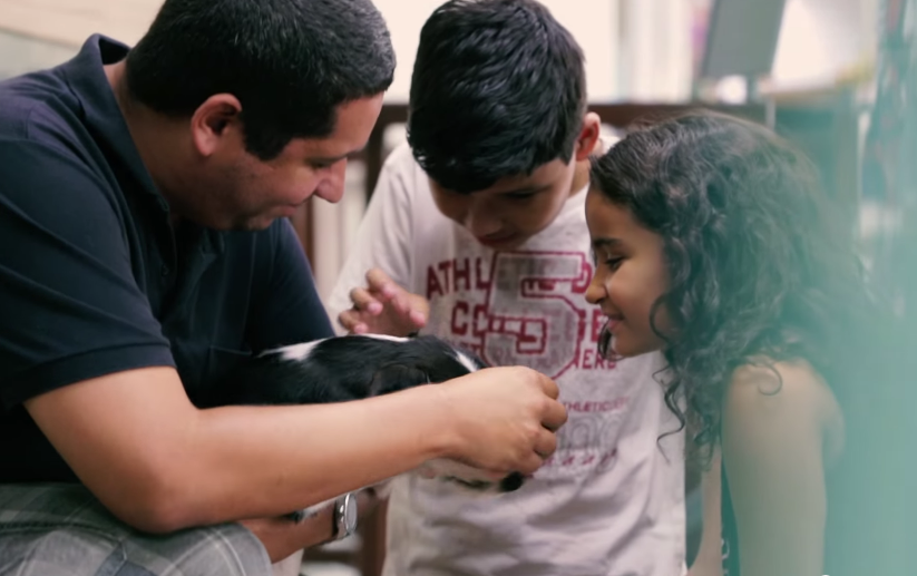 透過這個實驗,希望民眾了解一個愛你的寵物不一定要用買的,拯救一個生命才是真正無價的。 翻攝自影片