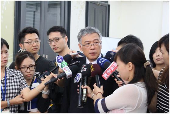 農委會畜牧處副處長朱慶誠表示，將嚴懲違法繁殖場。　何宜/攝