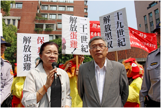 立委田秋堇與農委會畜牧處副處長朱慶誠針對動物福利有場爭鋒對話。何宜/攝