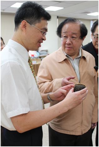 潘思源從小就喜歡養烏龜。　何宜/攝