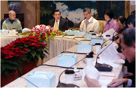 去年初,總統馬英九邀請4大動保團體入府,與學者、政府官員對談。 總統府/提供