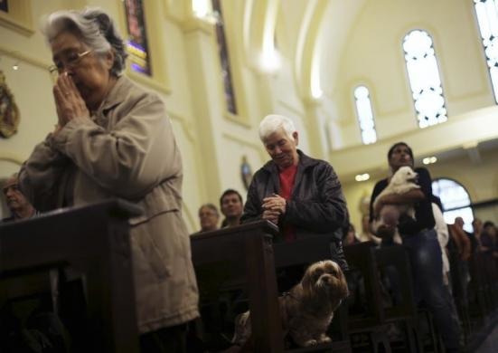 飼主、民眾們都誠心的替寵物們祈福。　取自teakdoor.com