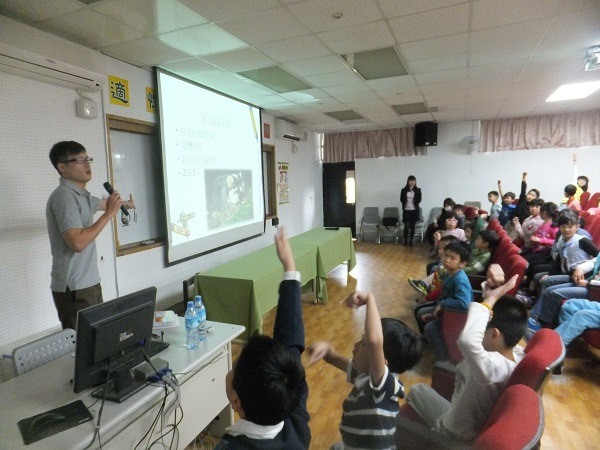 新北市動保處今年至今已前進73間中小學校進行校園生命講座，共2萬1,090位學童接受教育！　新北市動保處/提供