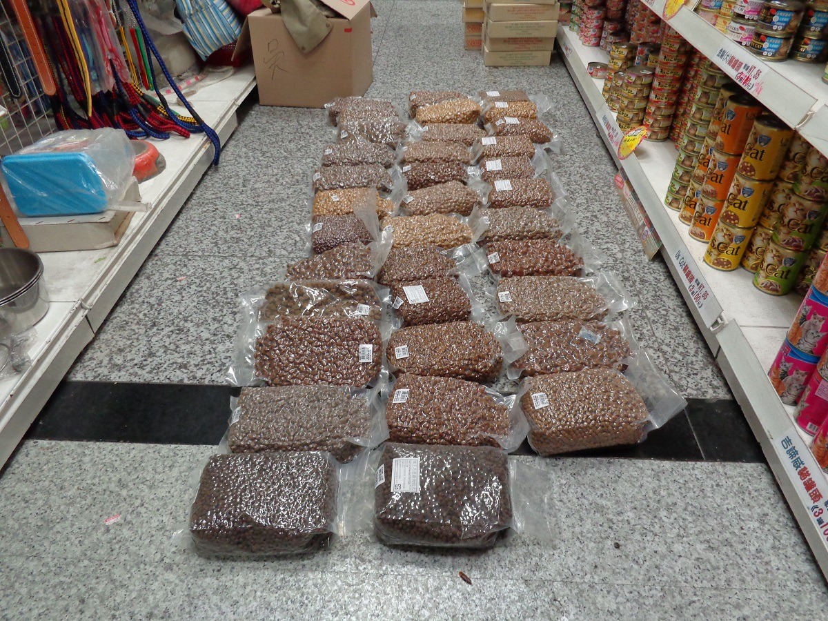 動保法有規範寵物食品必須要標示清楚、完整，飼主在選購時需要特別注意。　新北市動保處/提供