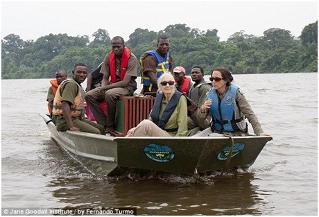 珍古德協會（JGI）剛果隊員和珍古德，運送黑猩猩汪達去區龐噶島。