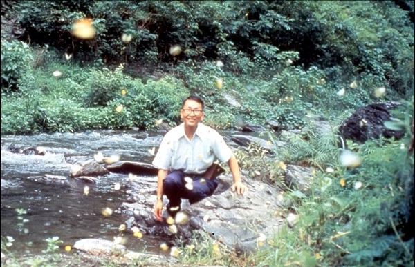 陳維壽年輕時到黃蝶翠谷追蝶的身影。　陳維壽/提供