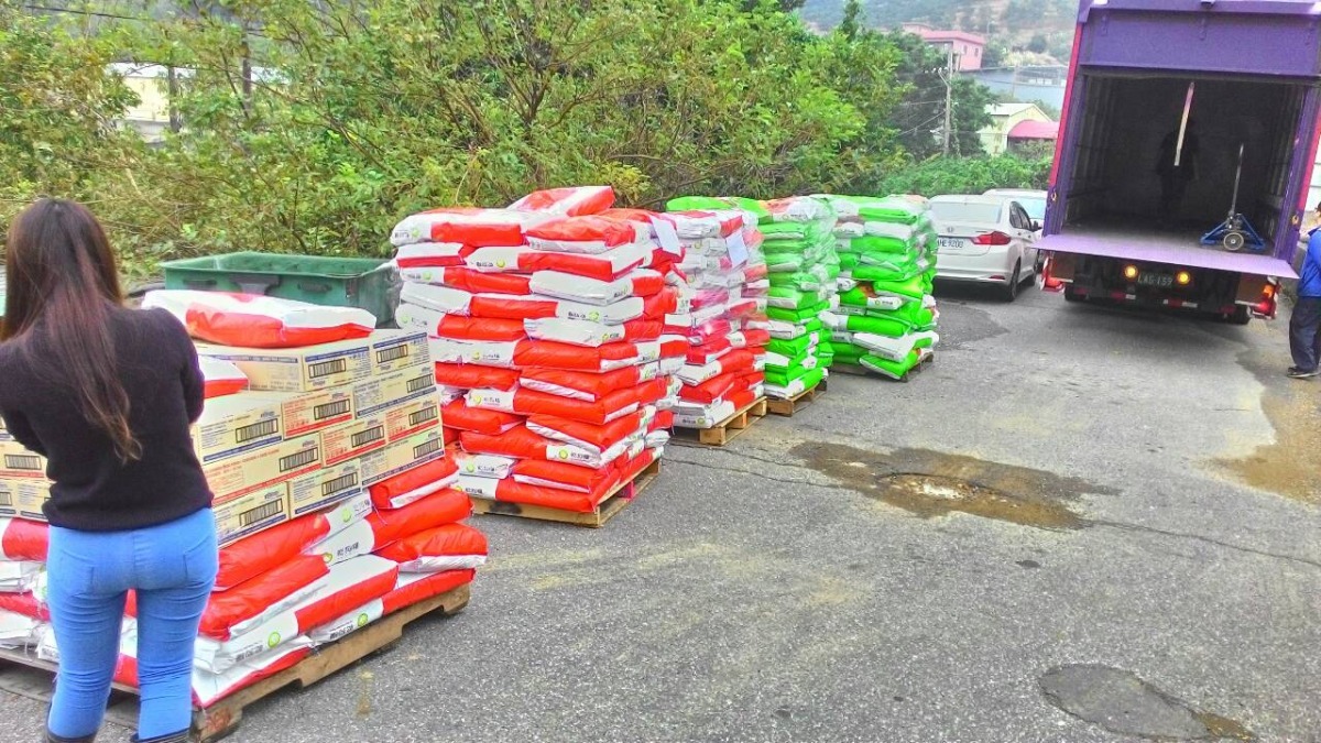 210包乾飼料，約可讓全場的狗狗吃23天。　APA/提供