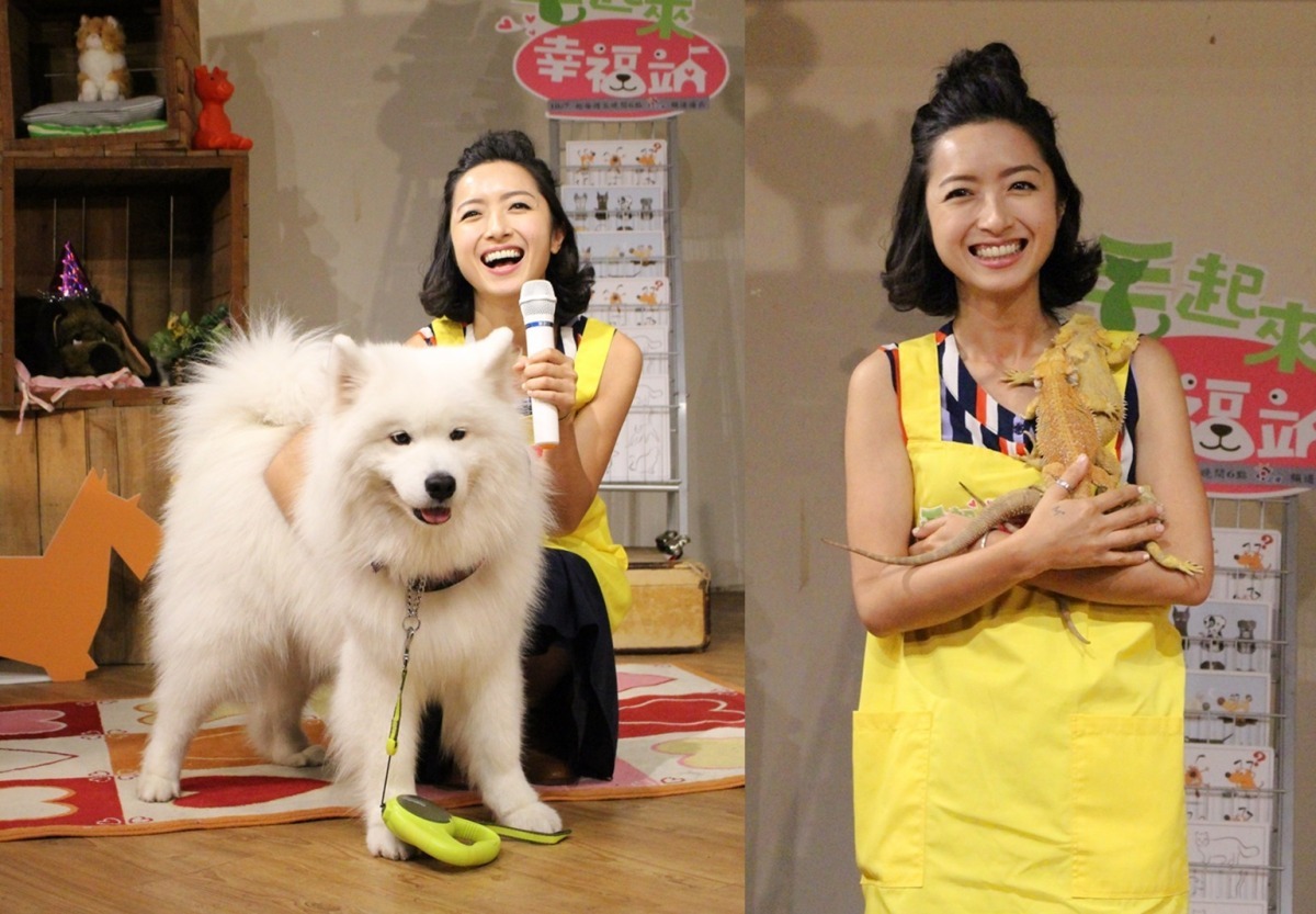 主持人MAMI帶著助理主持小羊(左)和三隻鬃獅蜥合影。 黃靖雅/攝