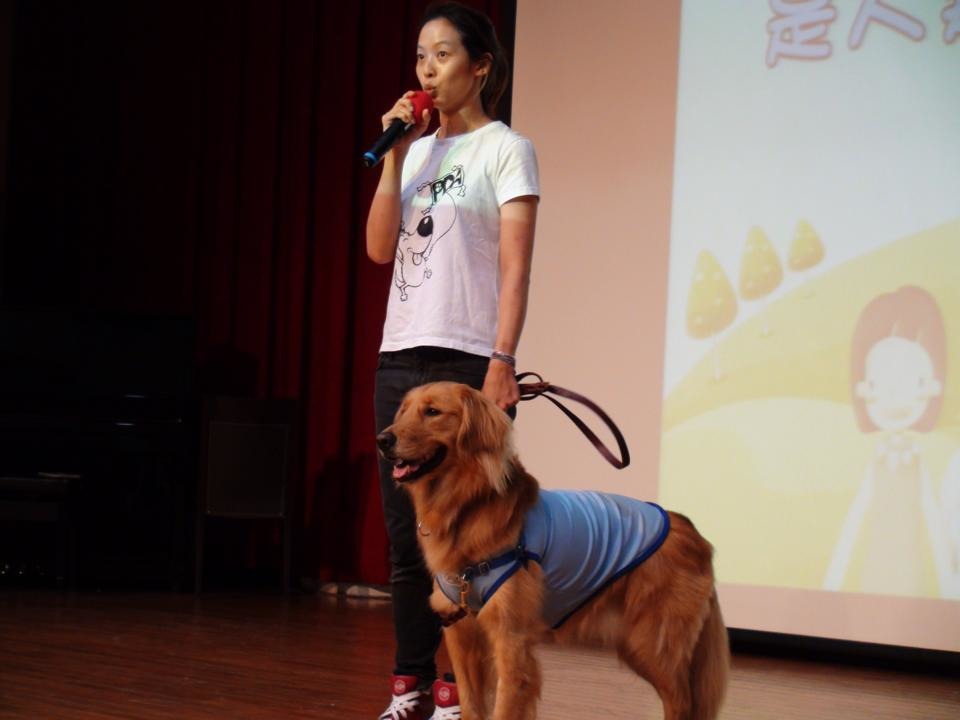 首席訓練師Molly期望小朋友能透過宣導活動，體認尊重生命的意義。取自寶貝狗協會臉書粉絲團