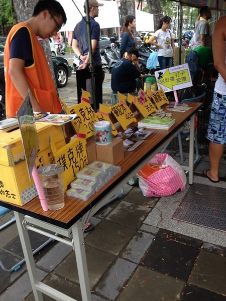 志工隊每個月會舉辦2次送養會,優先送養中途內的狗狗。 成大流浪動物志工隊/提供