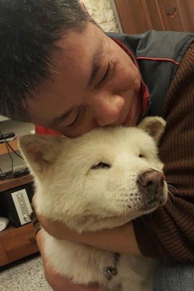 原飼主和友希子重逢，年邁的狗狗又多了一位家人。　溫嘉楷/提供