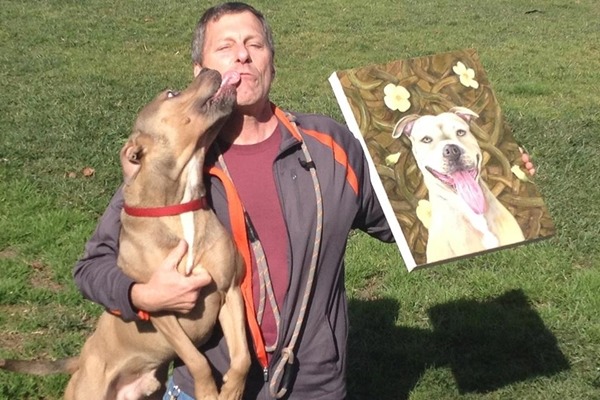 浪犬Bauer在活動開始沒多久就被領養啦，幫牠洽談領養人的志工（圖）也很開心。　取自Oakland Animal Services