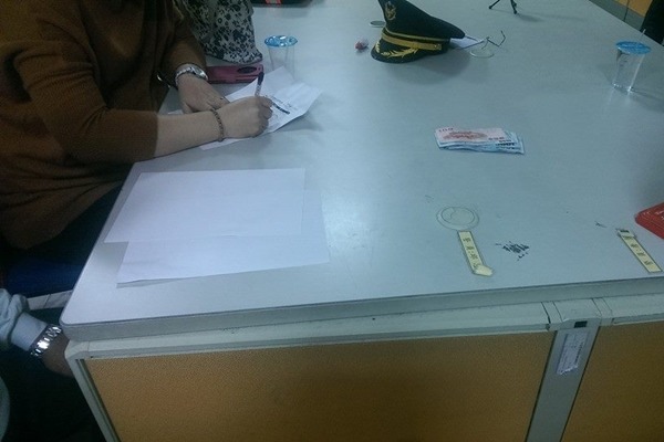 顏杏娟找來比特犬的高姓飼主,和熊熊的主人到派出所簽和解書,由高男負擔全額醫藥費。 顏杏娟/提供