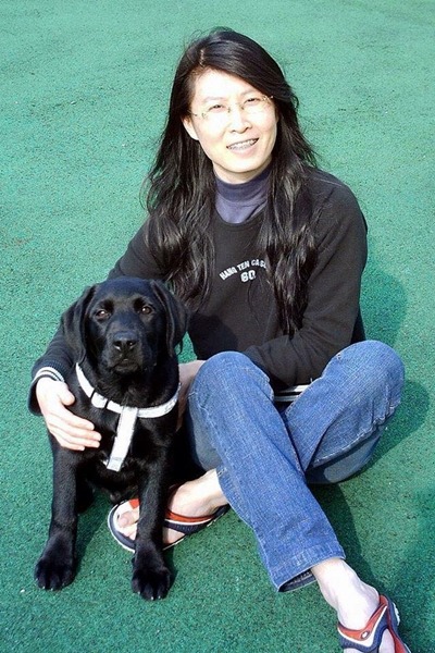 寵物美容店「OBO Club House」負責人劉旻在學習寵物美容的過程中，接觸到退役模特兒犬，希望幫助牠們進入家庭。　劉旻/提供