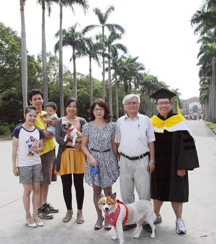 娜娜和莎莎也有參加到娜莎爸(右一)的畢業典禮哦！　娜莎爸/提供