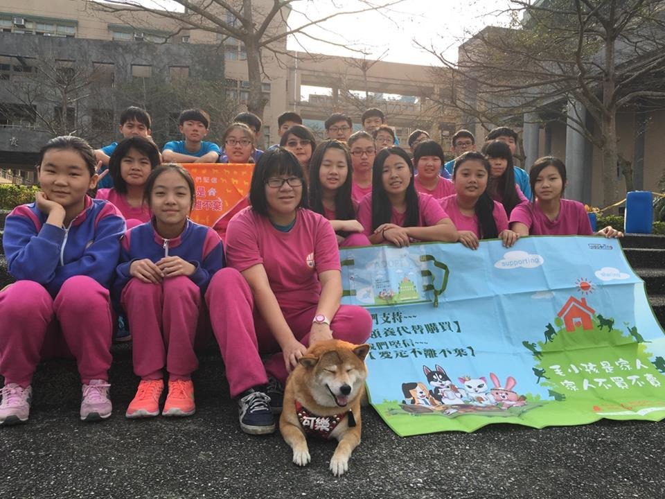 因為有可樂，安溪國中的學生對狗狗有份特殊的情感。　取自安溪國中校犬【可樂】
