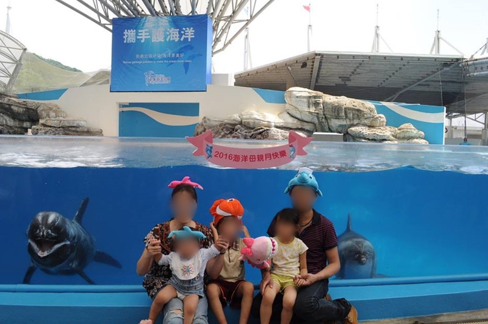 遊客與海豚拍照。　取自遠雄海洋公園