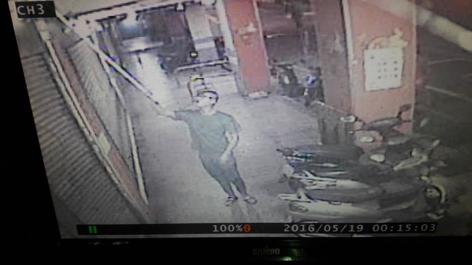 圖為今年5月，新店區一名男子，沿街破壞20個鳥巢時的監視器畫面。　取自網路