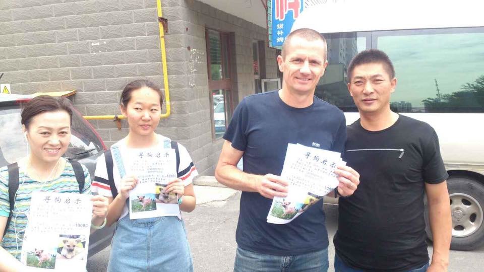 Dion和當地志工印製傳單積極尋找戈壁。　取自Bring Gobi Home