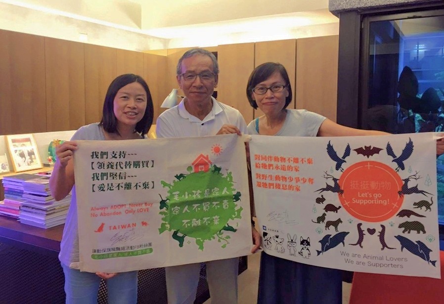 名導吳念真和挺挺動物生活節主辦人劉偉蘋(右)、梁淑清(左)。　取自挺挺動物生活節