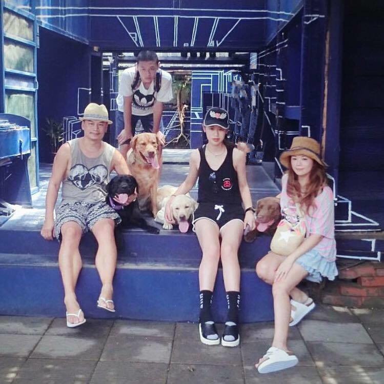 寶妮媽(右)一家。　寶妮媽/提供