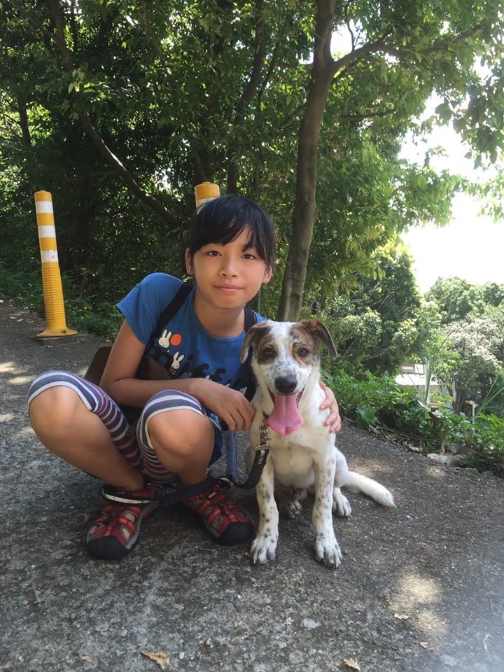 小鈴鐺說，瑄瑄到收容所當志工三年，最明顯的改變是很會照顧弱小，變得很有同理心。　小鈴鐺/提供