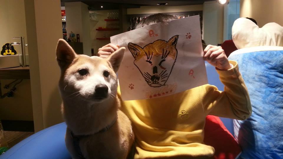 小朋友在和Piupiu相處一小時後，幫Piupiu畫了畫像。　取自與狗相癒－療癒犬心理工作室