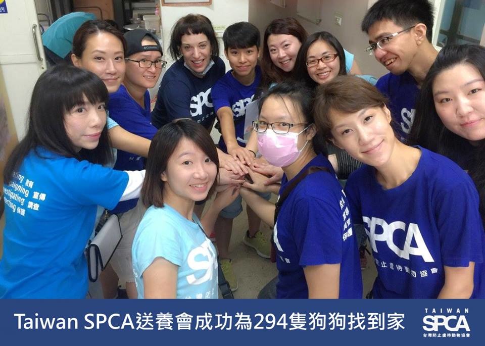 去年破獲北投不法繁殖場後，TSPCA成功送養294隻身心長期受虐的狗狗。　取自台灣防止虐待動物協會