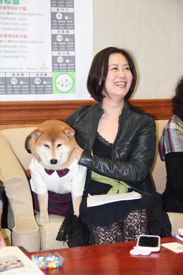 安溪國中校犬可樂也穿上校服出席記者會。　取自吳思瑤臉書