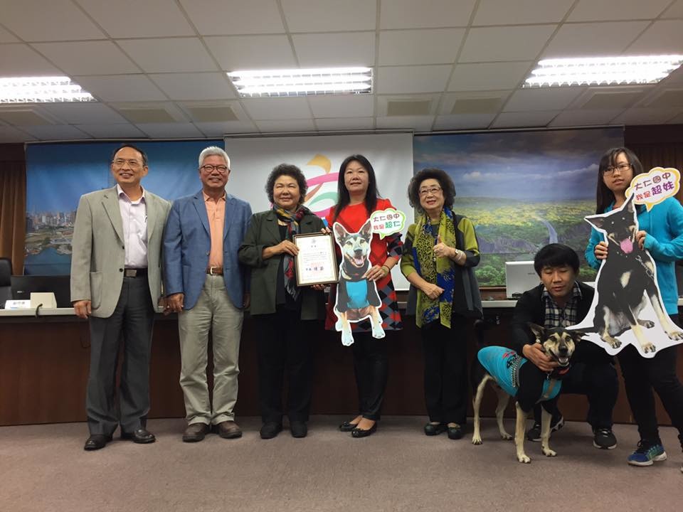 大仁國中校長(中，穿著紅衣)，代表超仁領取聘書。　取自高動保