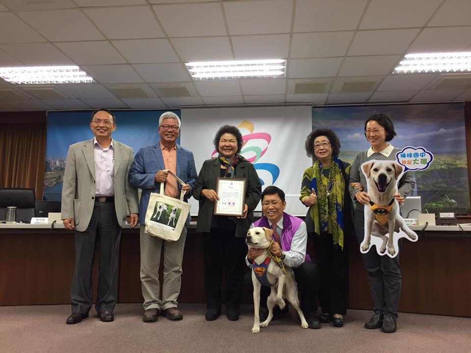 去年因在學生畢業照中占據「主位」而爆紅的楠梓國中校犬大雄。　取自高動保