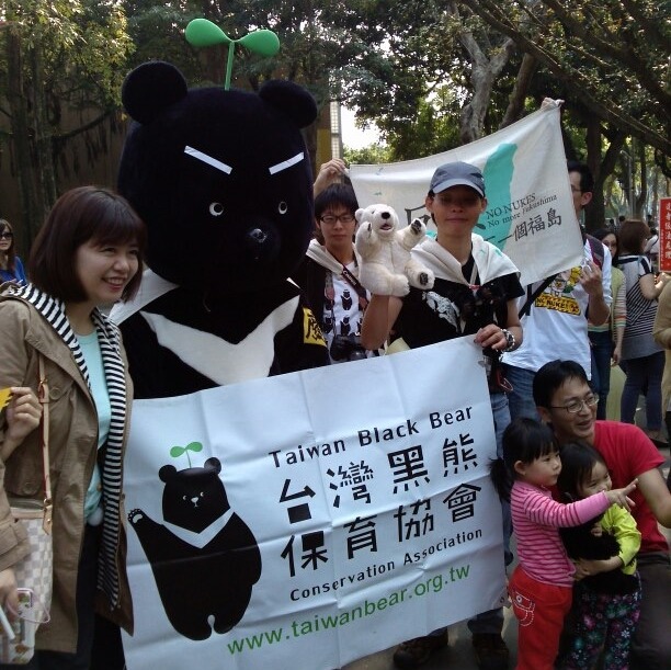黑寶是反核活動中的大明星,大家都搶著跟牠合照。 取自台灣黑熊保育協會