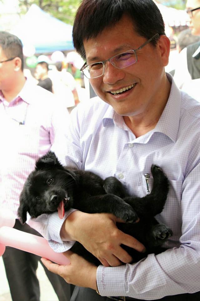 世界流浪動物日當天，多位縣市首長在粉絲專頁放上動保政策。圖為台中市長林佳龍。　取自林佳龍