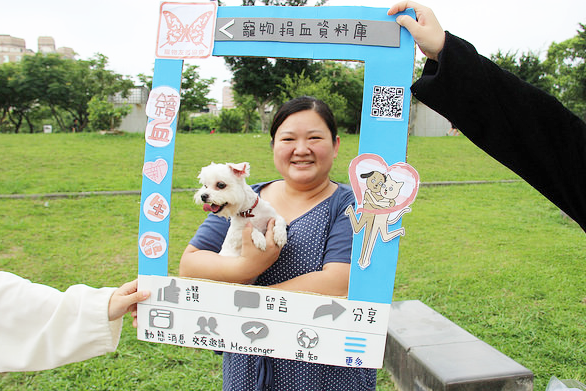 活動現場有快問快答，答對問題的民眾就能帶走獎品喔！　寵物友善協會/提供