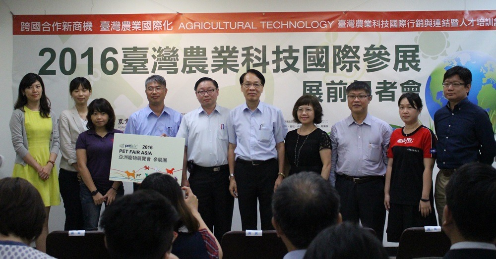 農委會、農科院主管和參展業者合影。左四為農科院協理周佑吉。　林欣慧/攝