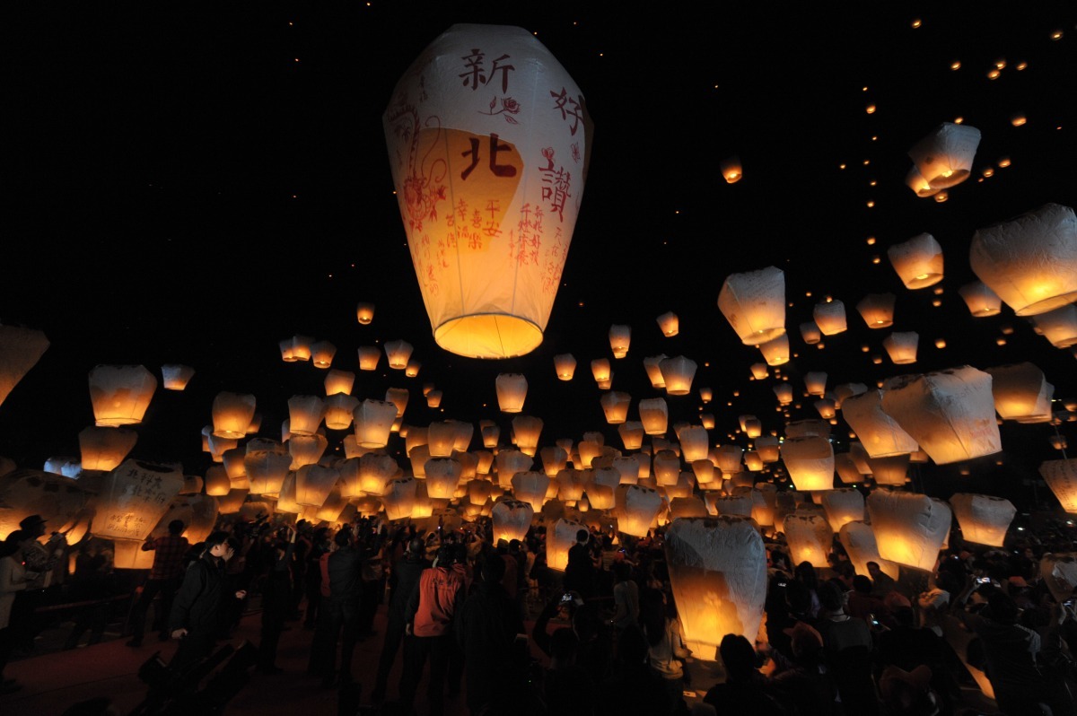 生態觀察者李璟泓認為，在「天燈節」形成規模前，過去不會固定、大量的施放天燈，其造成的汙染，相對就小得多。而2015年天燈施放量已達50～60萬盞。　取自新北市觀光旅遊網