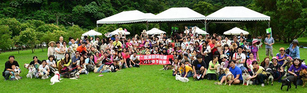 流浪動物花園協會舉辦的回娘家活動聲勢浩大。　取自流浪動物花園協會