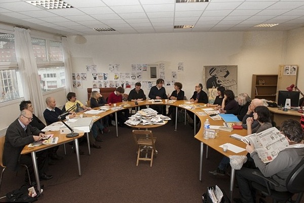 經過浩劫，《查理周刊》重新出刊，萊拉仍會持續陪伴牠的朋友。　取自英國《每日郵報》