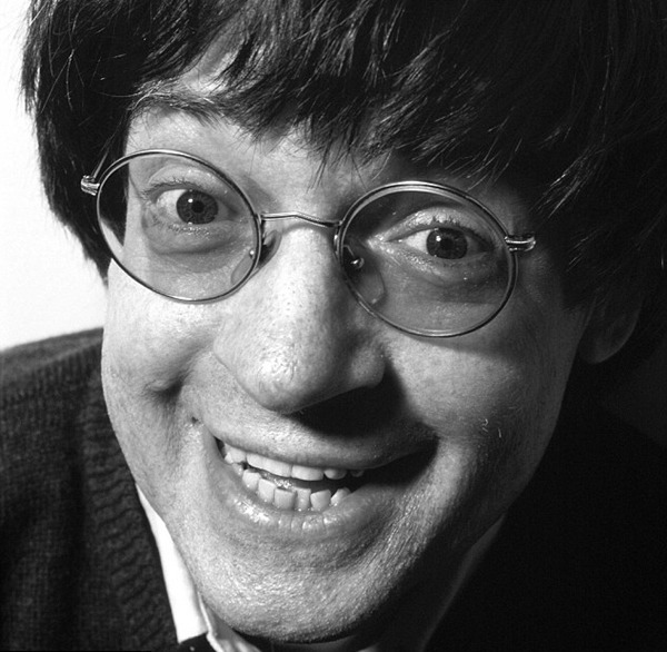 萊拉在槍擊案發生當天，緊黏《查理周刊》發起人之一的卡布，但卡布後來不幸喪生。　取自英國《每日郵報》