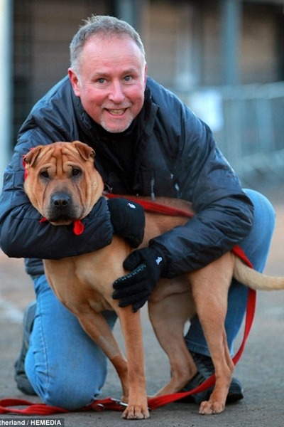 52歲的伊恩是水利工程師，工作地點不固定，但能開車載著Kai趴趴走。　取自英國《每日郵報》