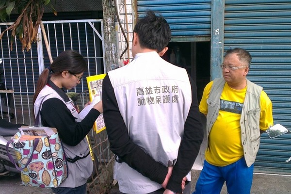 高雄市動保處和高雄市關懷流浪動物協會前往飼主住處了解經過，飼主今天早上10點會到案說明。　高雄市關懷流浪動物協會/提供