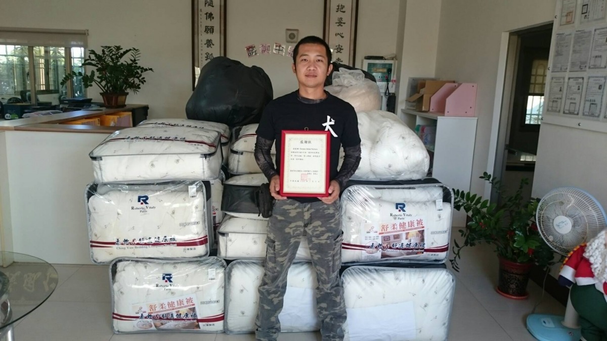 安養中心將整理出來的舊被，仔細地裝進原本新被子的袋子內，送給護生園的狗狗保暖。　翻轉吧，汪仔/提供