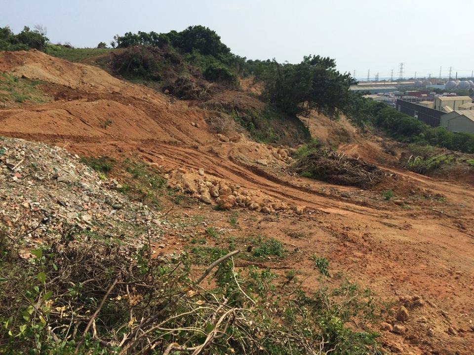 小港沿海工業區旁的鳳山丘陵遭違法開挖。　取自高雄鳥會
